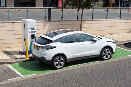 ג'ילי גיאומטרי C בעמדת טעינה בראש פינה ג'ילי גיאומטרי C בעמדת טעינה בראש פינה